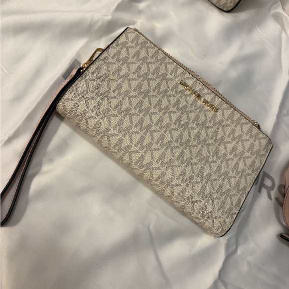 Michael Kors Light Pink Leather Shoulder Bag + Wallet - Picture 3 of 13